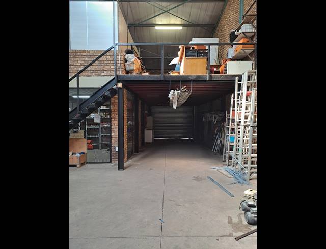 300M² WAREHOUSE FOR SALE IN SILVERTONDALE